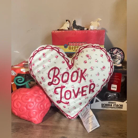 Barnes and Noble Valentine’s Day Book Lover Pillow - NWT - Picture 1 of 5